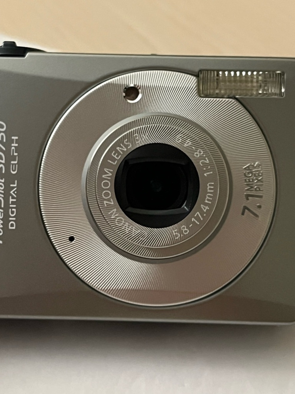 Canon PowerShot SD750 Digital Elph Camera - Silver - Picture 9 of 14